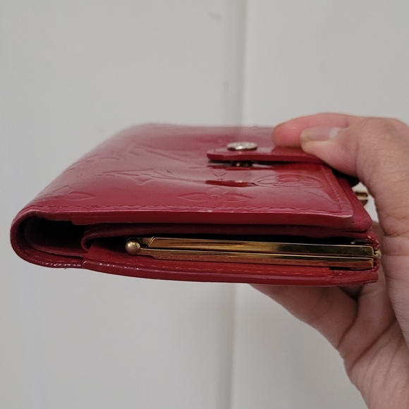 Authentic LV Red Vernis Kiss Lock Wallet-Bifold - Picture 6 of 10